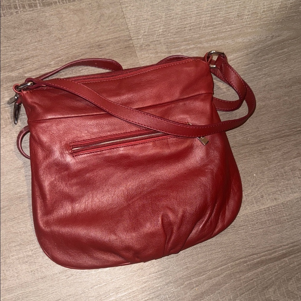Elegant Red Leather Crossbody Bag - Picture 5 of 10